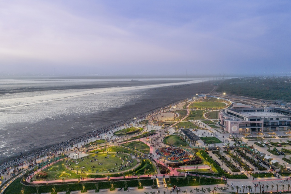 黄昏时分的Dumas海滨全景 / panoramic view of Dumas Sea Face at dusk