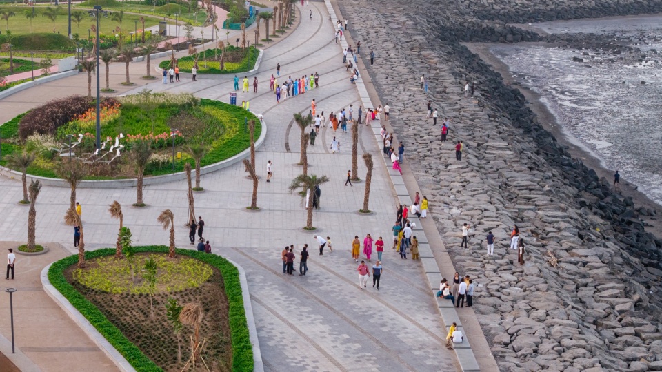 滨海步道与岩石海岸航拍 / aerial view of the promenade and rocky shore