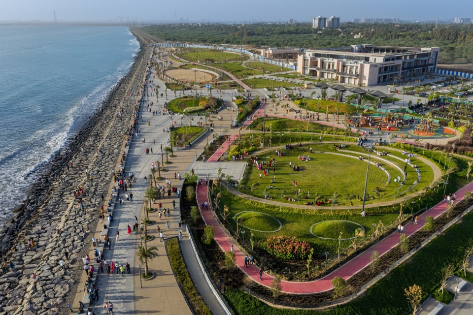 沿海步道与圆形草坪航拍 / aerial view of the promenade and circular lawn