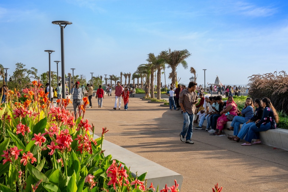 种植美人蕉花境的步道 / the promenade planted with canna lilies