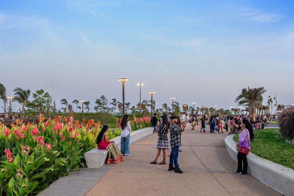 步道上休憩的人群 / visitors resting along the promenade