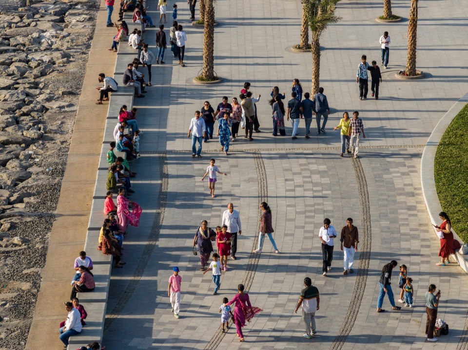 俯瞰广场与海岸 / overlooking the plaza and the shore