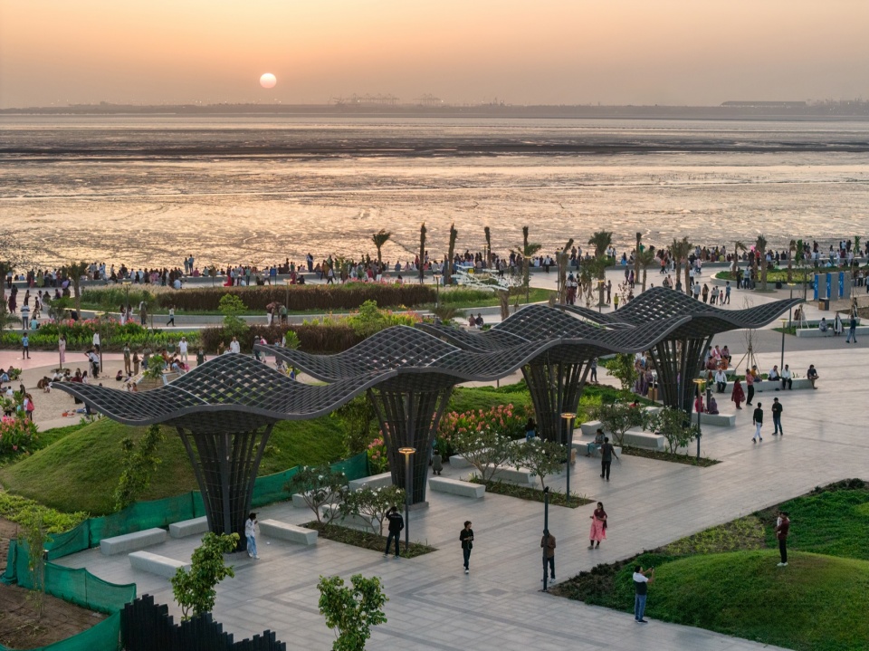 日落时分的遮阳构筑物与广场 / shade structures and plaza at sunset