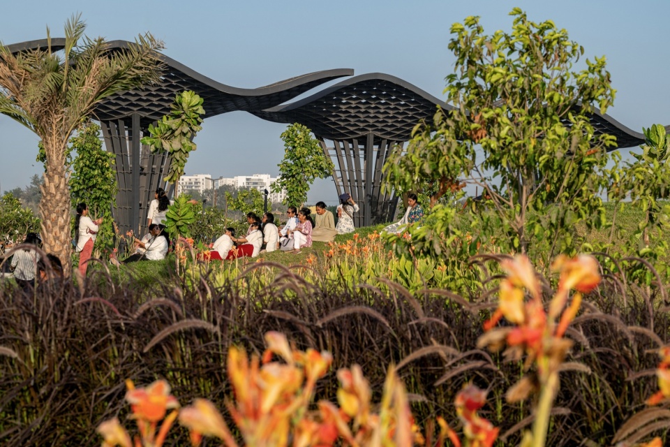 波浪形遮阳棚 / the undulating shade canopy