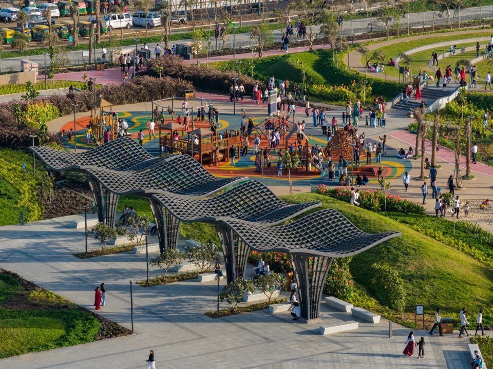 遮阳构筑物下的游乐区 / the play area under the shade canopy