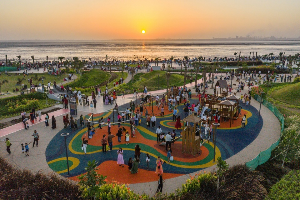 日落时分的儿童乐园 / the children's playground at sunset