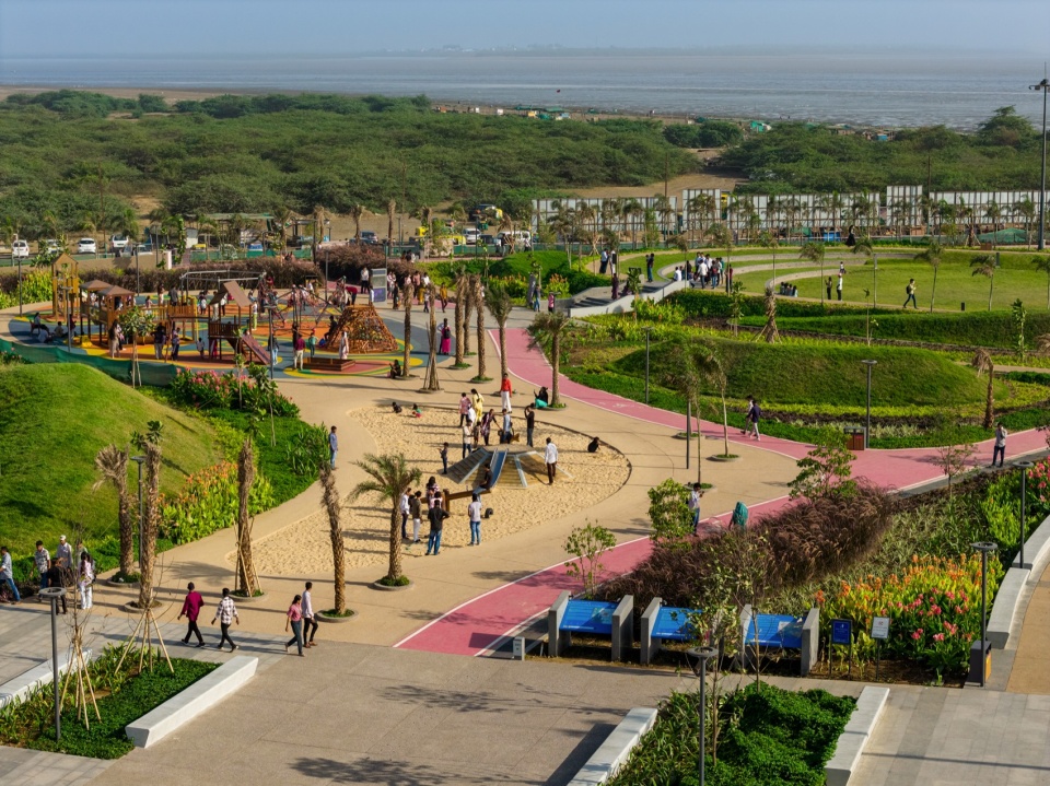 沙坑游乐区 / the sand play area