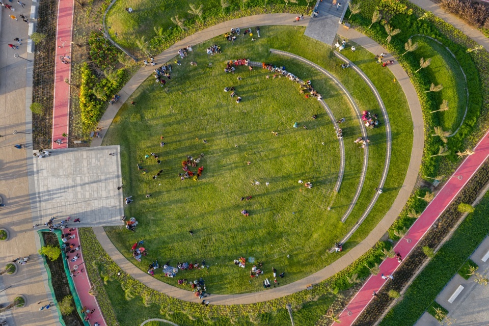 圆形草坪露天剧场俯瞰 / top view of the circular lawn amphitheater