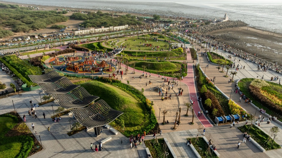游乐区与遮阳亭低空航拍 / low-altitude aerial view of the play area and pavilions