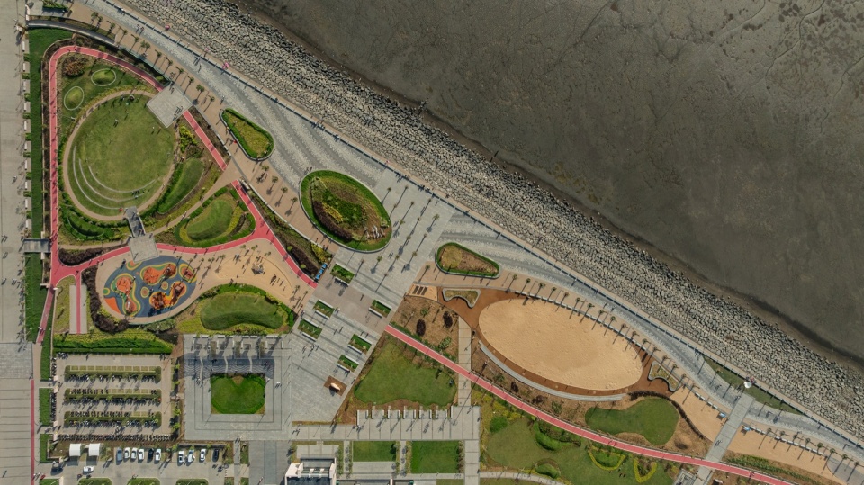 花园与游乐区俯瞰 / top view of the gardens and play areas