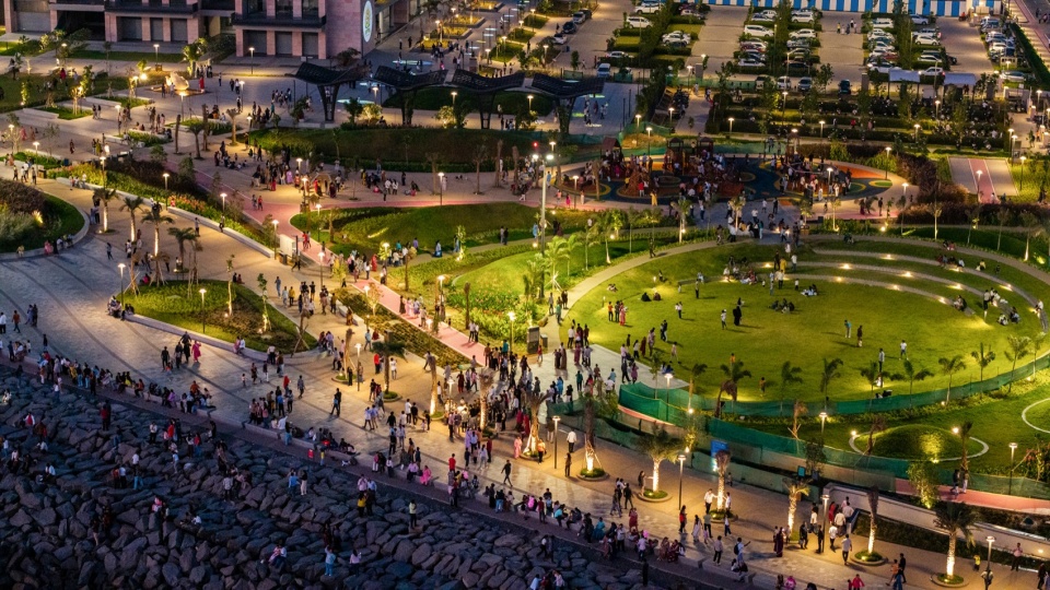 夜晚的圆形草坪 / the circular lawn at night