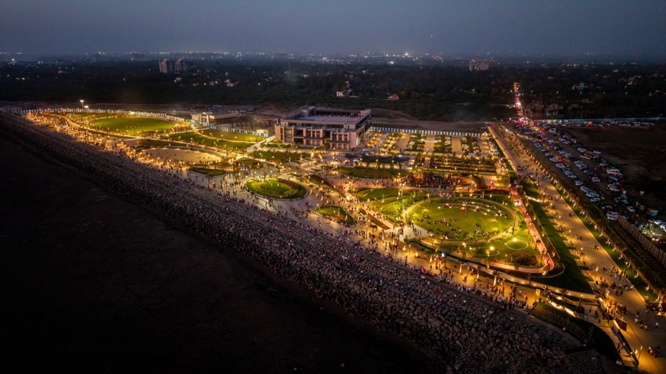 海滨夜景航拍 / aerial night view of the sea face