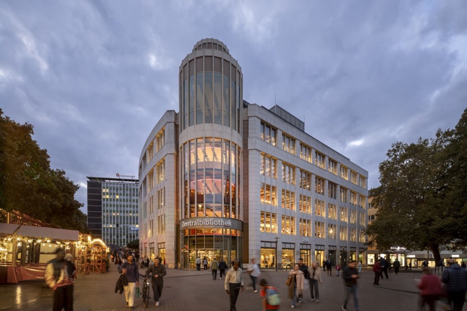 暮色中的埃森中央图书馆 / Essen Central Library at dusk
