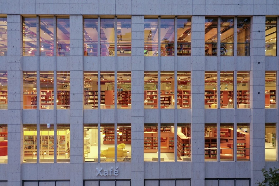 夜晚灯火通明的室内立面 / The activated interior façade glowing at night