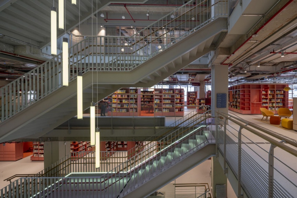 中庭与红色书架集群 / The atrium and red bookshelf clusters