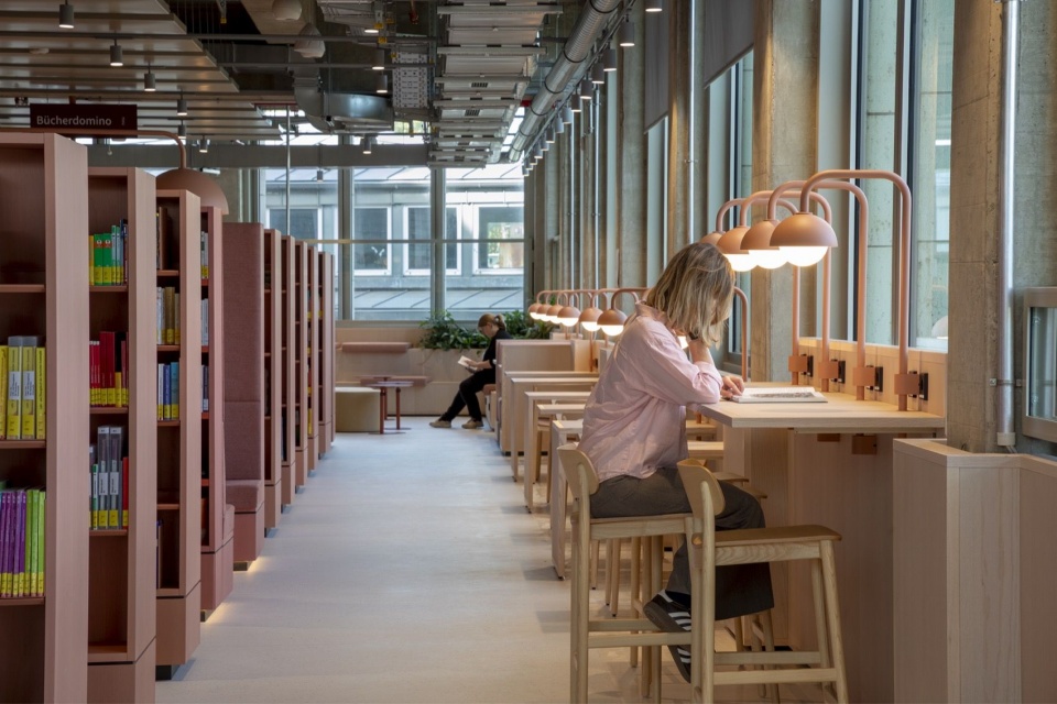 沿窗的学习与办公位 / Study and workspaces along the windows