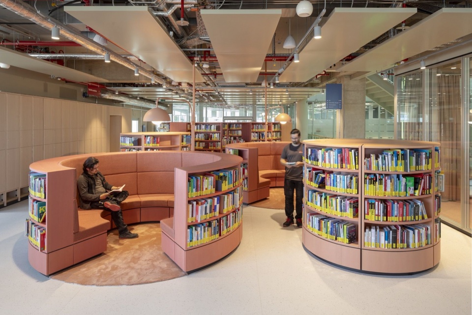 环形书架群中的游戏空间 / The soft play space in the circular bookshelf cluster