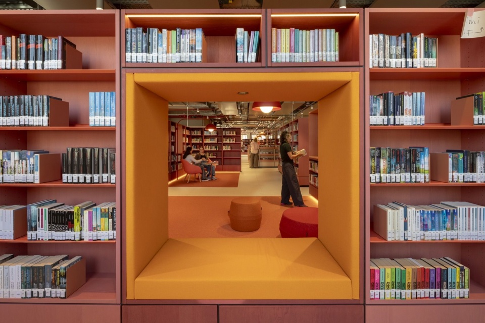 书架中的阅读角 / A reading nook embedded in the bookshelves