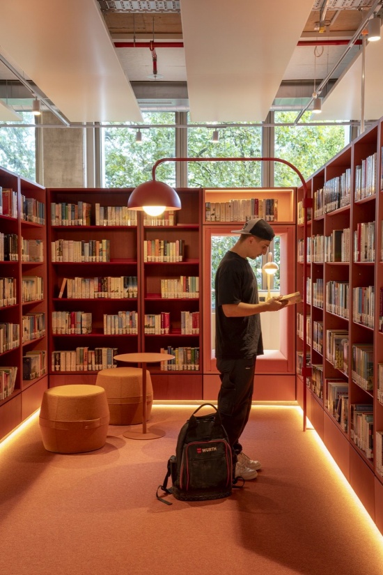 红色书架间的阅览空间 / Reading space between the red bookshelves