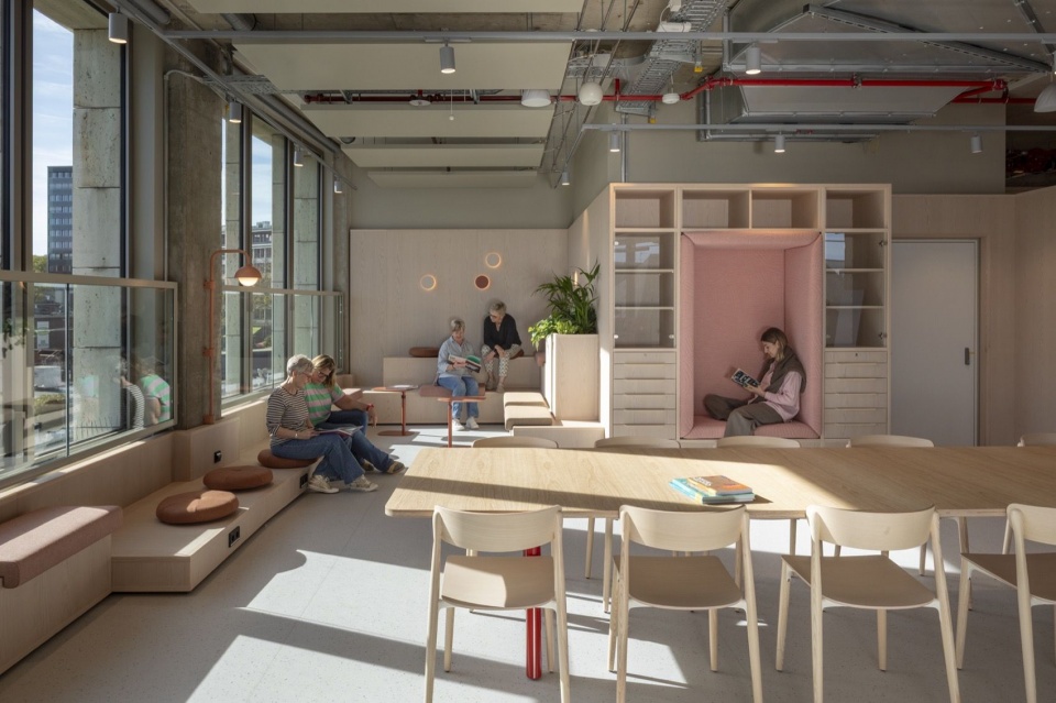 休息交流区 / The lounge and social area