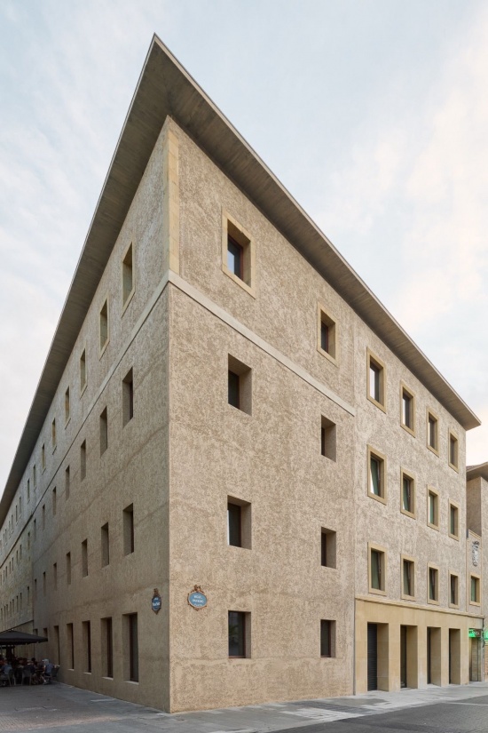 街角立面,Street-corner facade