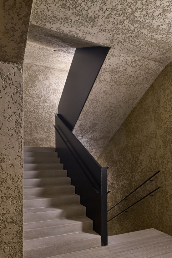楼梯空间与黑色钢构件,Stair space and black steel elements