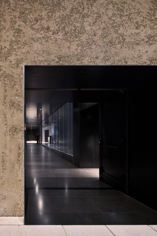 黑色钢材界定的空间入口,Spatial threshold framed in black steel