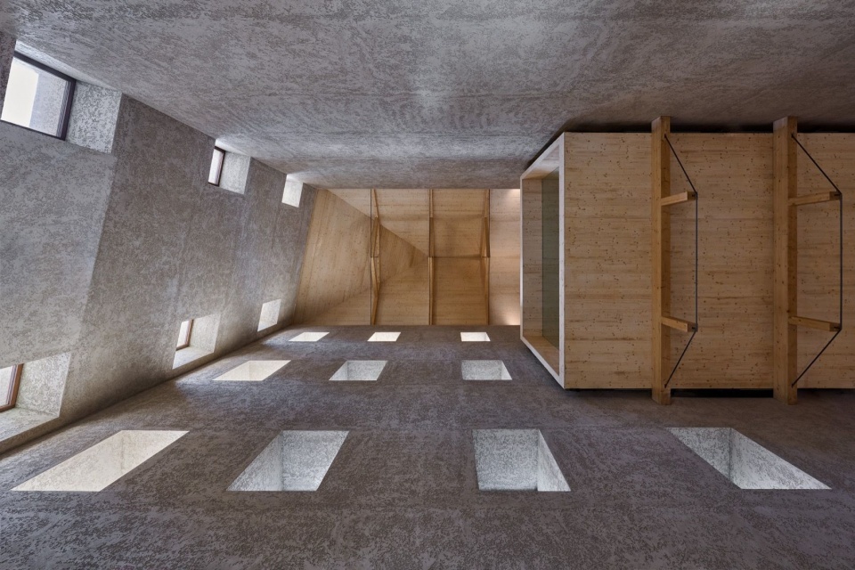 自然光下的墙面与木构,Walls and timber structure in daylight