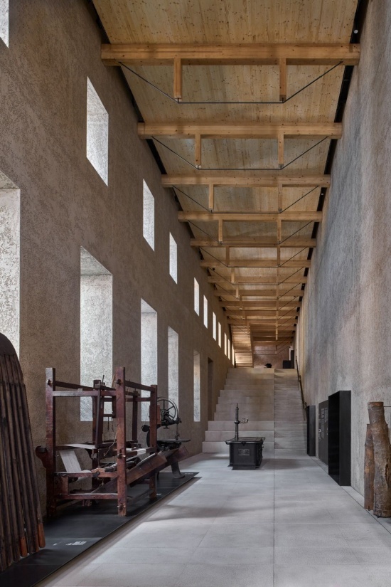 木质盒体下方的展览空间,Exhibition space beneath the timber volume