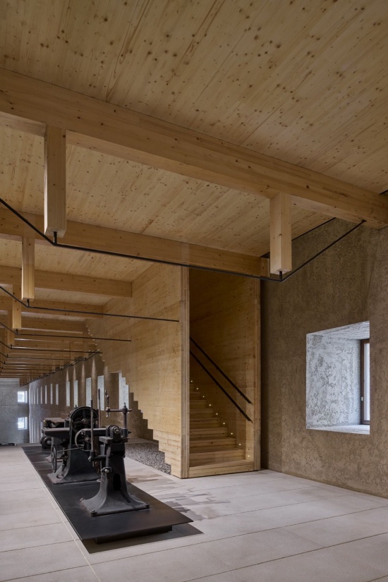 木楼梯与展览空间,Timber stair and exhibition space