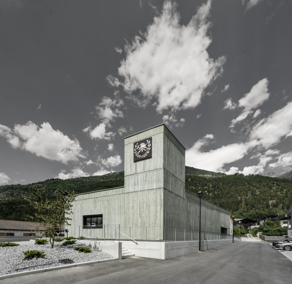 水带塔与建筑入口 / Hose tower and entrance
