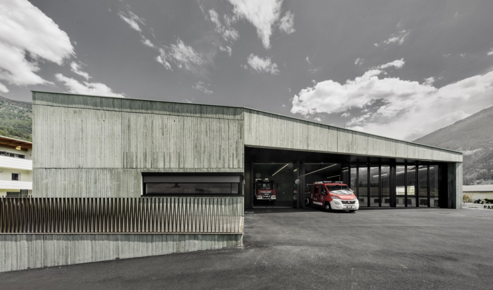打开的消防车库 / Open vehicle hall