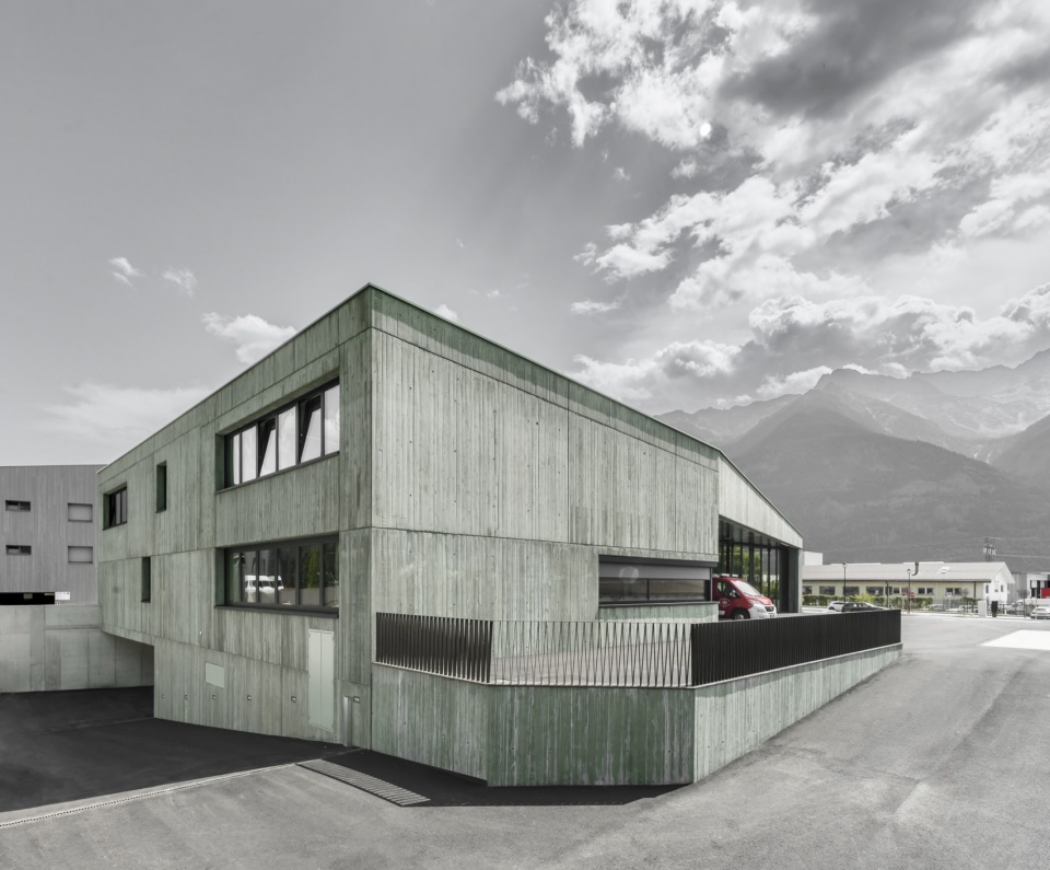 建筑转角与车库立面 / Building corner and vehicle-hall façade