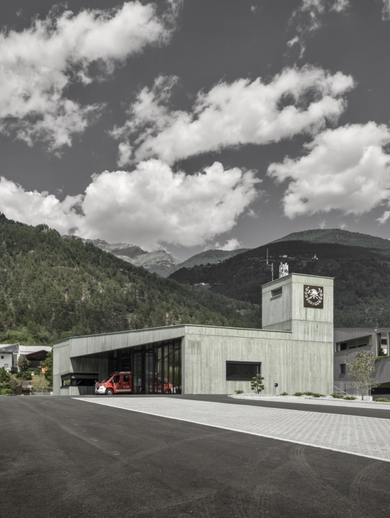 森林坡地前的消防中心 / Fire station before the wooded slopes