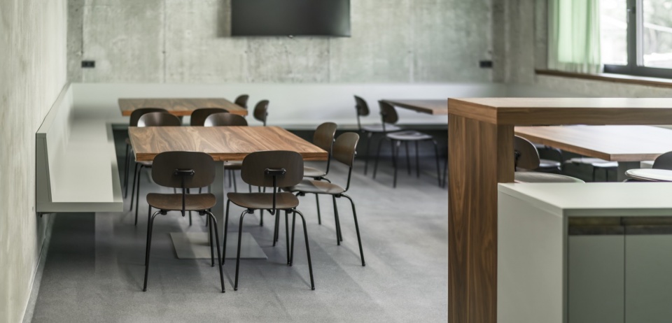 休息区家具与混凝土墙面 / Common-room furniture and concrete walls