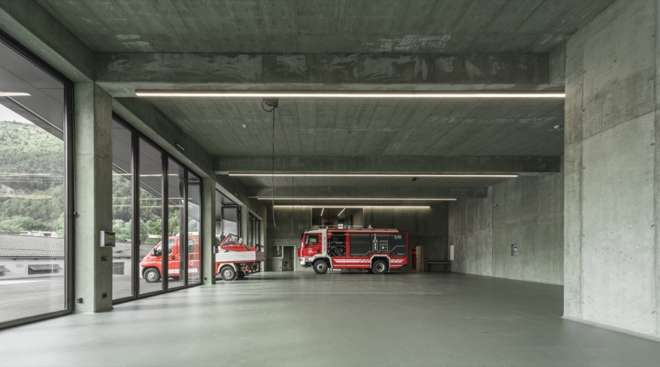 消防车库内部 / Interior of the vehicle hall