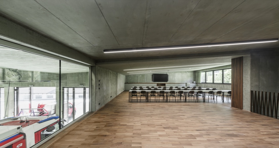 培训室与车库的视觉联系 / Visual connection between training room and vehicle hall