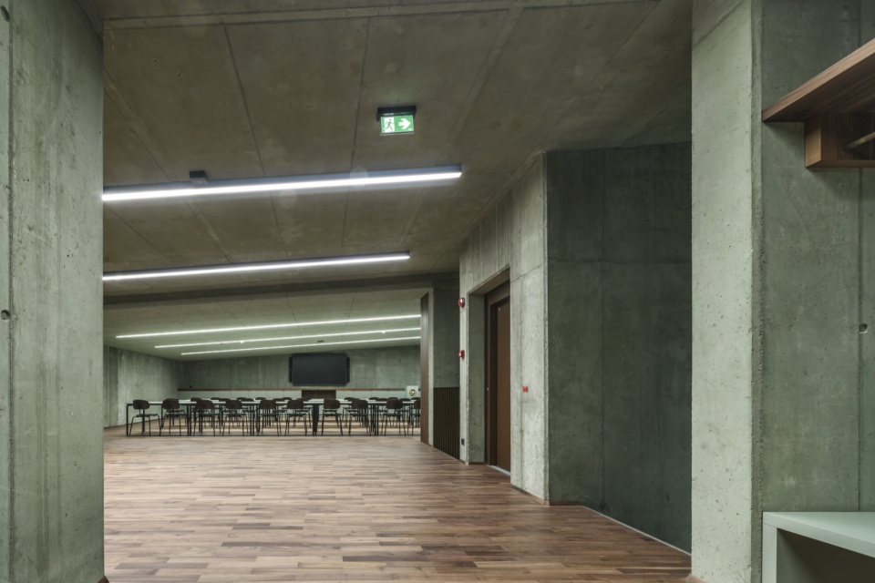 通向培训室的室内空间 / Interior leading to the training room