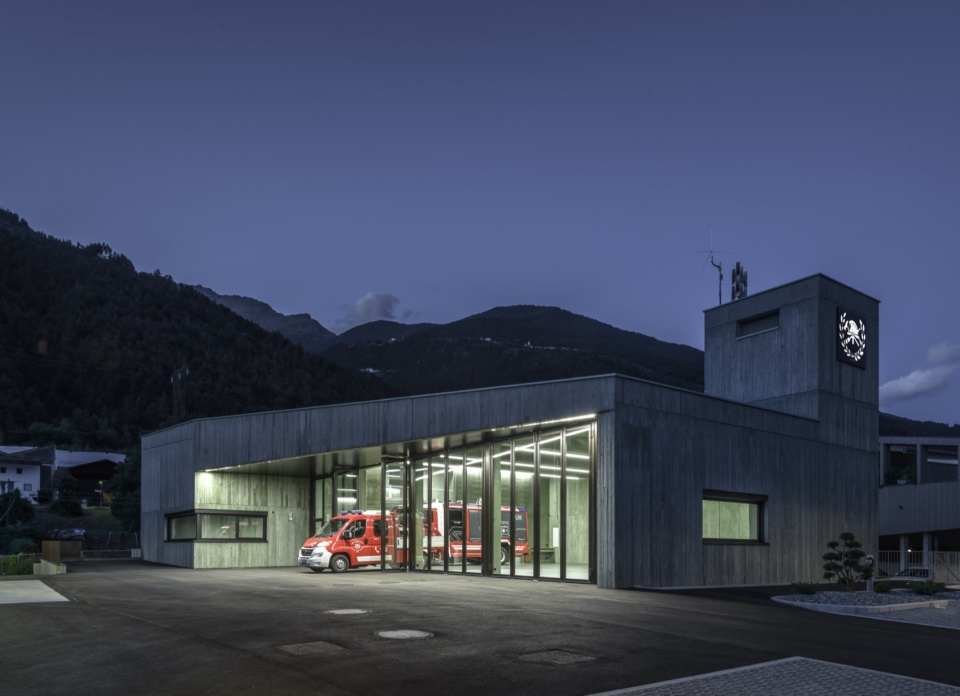 夜色中的车库与水带塔 / Vehicle hall and hose tower at dusk