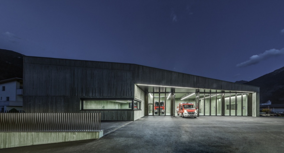 夜间打开的消防车库 / Open vehicle hall at night