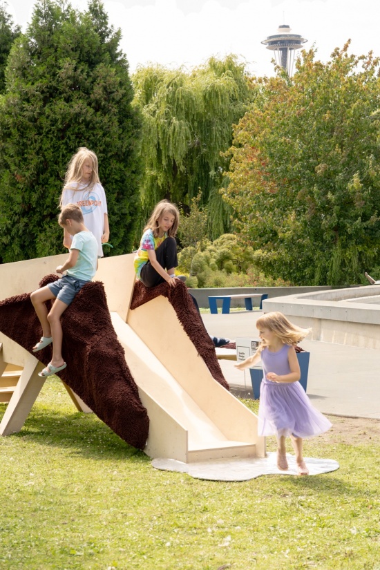 孩子们爬上爬下滑梯马 / children climbing up and down Slide Horse