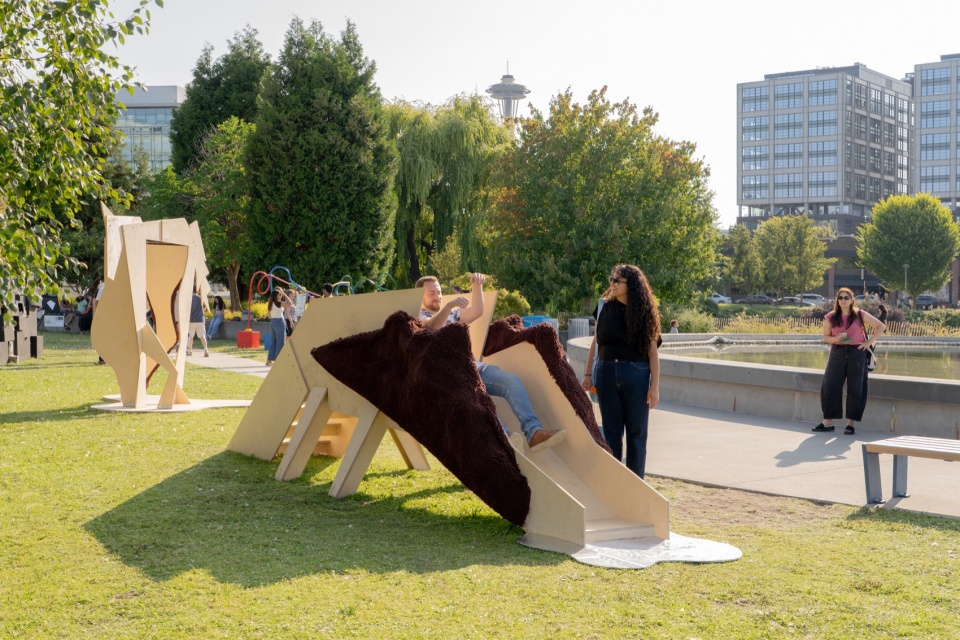 大人们也被唤起童心,玩起了滑梯马 / adults rediscovering their inner child on Slide Horse