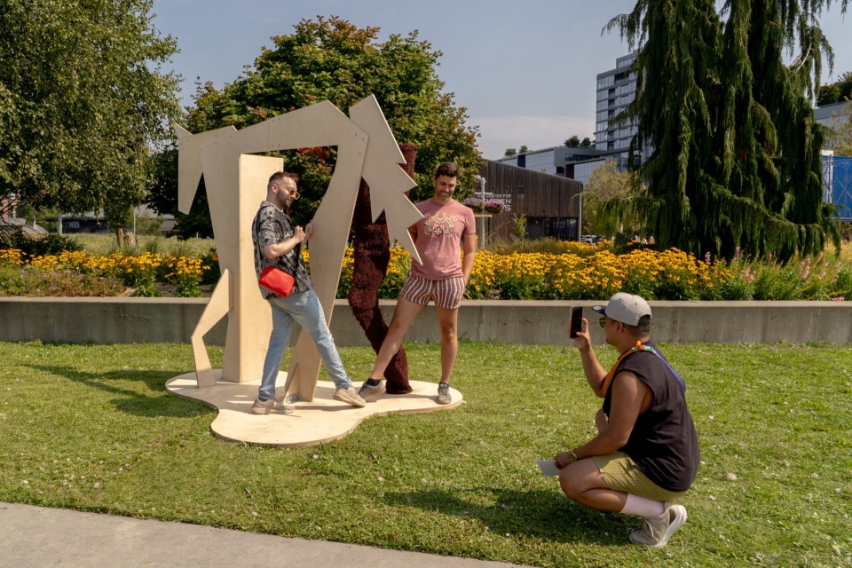 门框马在不同视角下呈现出平面与立体的变化 / Gate Horse shifting between flat and three-dimensional from different viewpoints