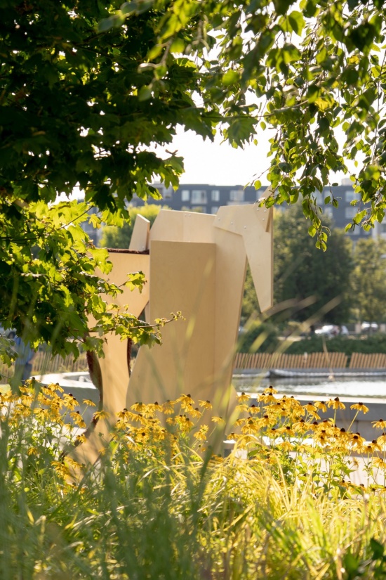 门框马侧面 2,呈现出剪纸拼贴般的效果 / Gate Horse side view 2, like a papercut collage