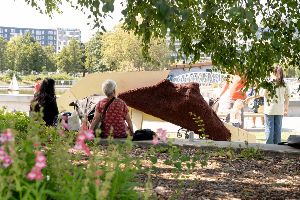 树荫下,游客在滑梯马旁歇脚、嬉戏 / visitors resting and playing by Slide Horse in the shade