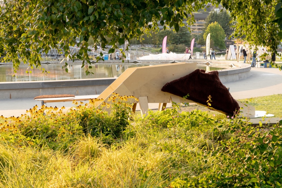 滑梯马低头“饮水” / Slide Horse lowering its head as if drinking