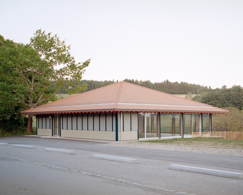 街道转角望向礼堂 / The hall viewed from the street corner