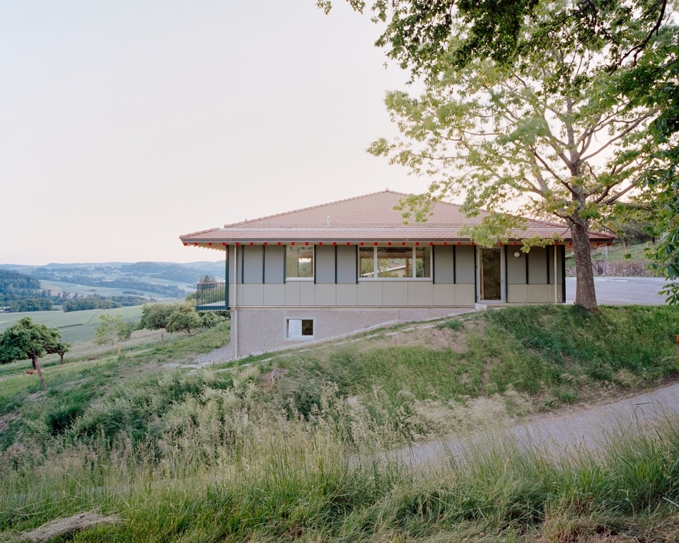 坡地上的礼堂 / The hall on the sloping site
