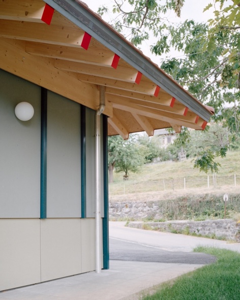 挑檐与立柱细部 / Eaves and column detail