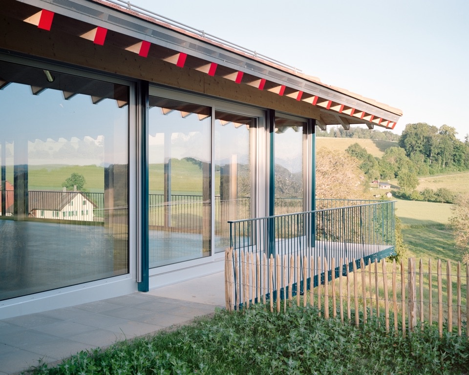 玻璃转角与室外步道 / Glazed corner and exterior walkway
